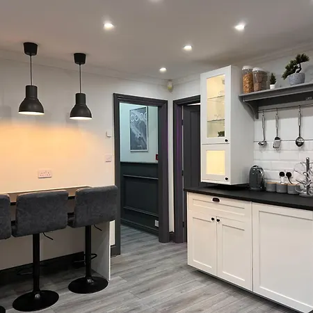 Cosy Detached House In * Bradford (West Yorkshire)