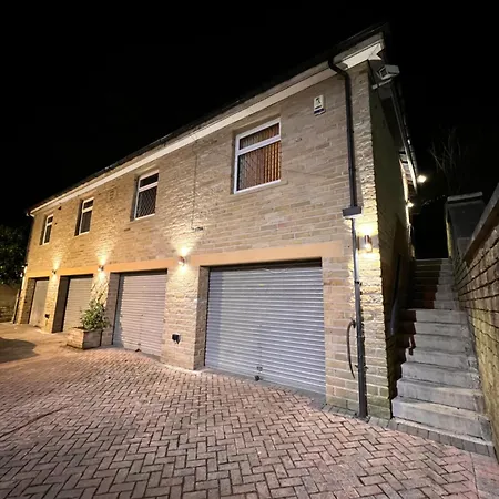 Cosy Detached House In * Bradford (West Yorkshire)