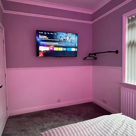 Cosy Detached House In * Bradford (West Yorkshire)